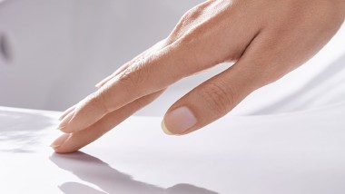 img-geberit-keratect-with-hand-closeup-2021-380-214-reut-sk