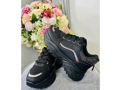 čierne nízke tenisky