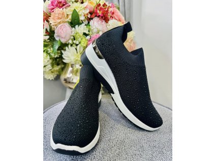 čierne tenisky zdobené kamienkami