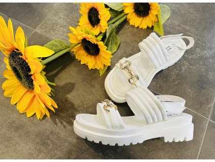 Biele sandále s ozdobou