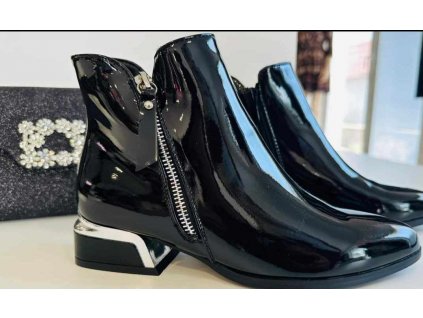 Lakované členkové topánky