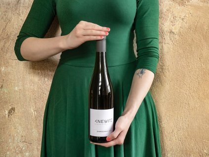 Knewitz Bile vino Chardonnay IMG 2495 v2 1024px