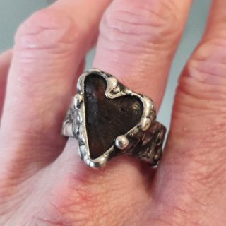 Jantar je oříšek, bo je to pryskyřice a taje jako karamelový nanuk už při 287°C. Jenže s tvrďákem cínem taková teplota ani...