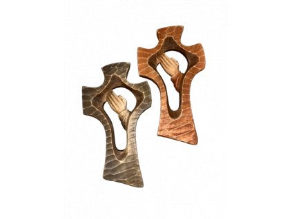 PEPASTYL Dřevěný vyřezávaný kříž - ruce - hnědý -  20 cm