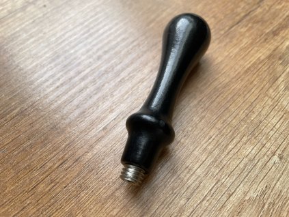 černá dřevěná rukojeť k pečetidlu