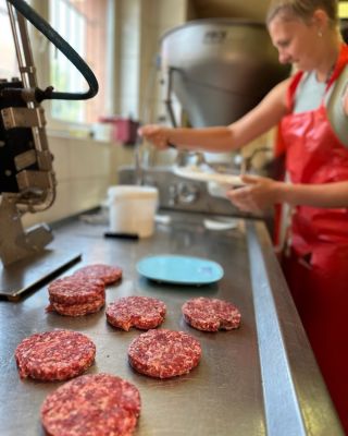 S naším masíčkem na burger je život jednodušší.🍔 Hlavně když u nás koupíš nejen masíčko na burger, ale i bulku, čedar a...