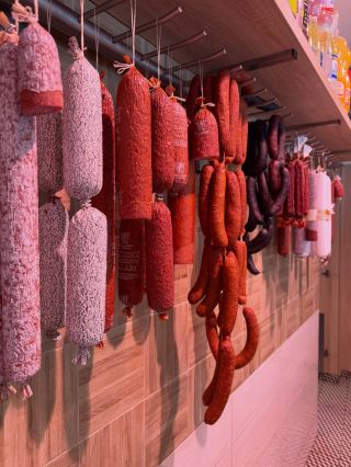 Ty naše salámy a klobásky jsou prostě k sežrání, že❓ Tě párek! 🌭