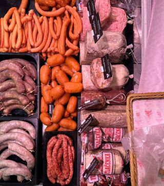 Kamaráde, právě až do 13. 9. běží akce, dokud je ještě krásné počasí na ohýnek! 🔥🌲 🌭 Špekáčky: 17,90 Kč / 100 g 🥣...
