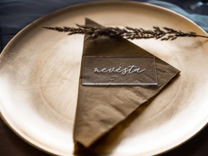 Jmenovka z plexiskla