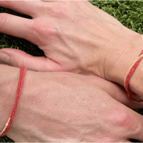 Příběh o červeném provázku na zápěstí