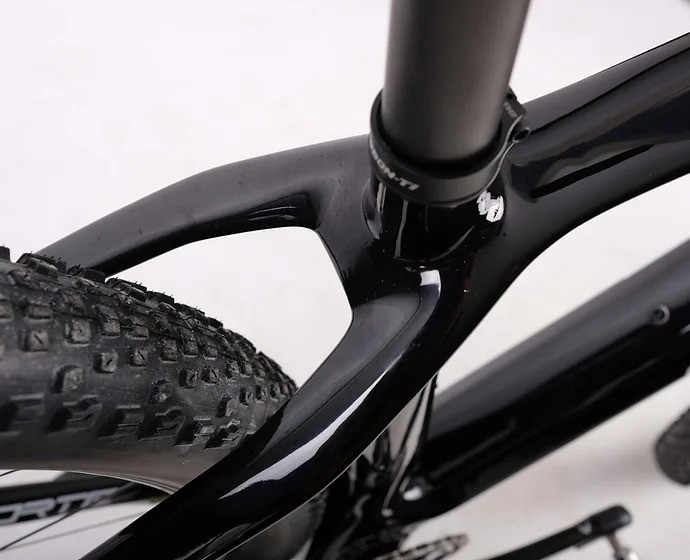 Karbon nebo hliník?