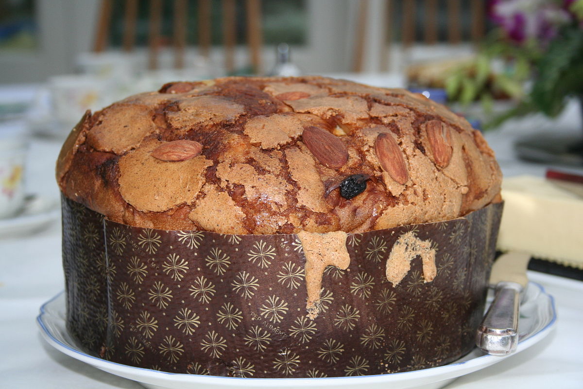 1200px-Whole_panettone