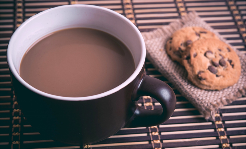 cup-of-coffee-with-chocolate-chip-cookies_800