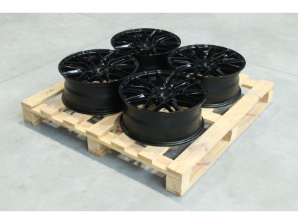 Set of JR28 18x7,5 ET33 4x100 Gloss Black (PCD 4x100, ET 33)