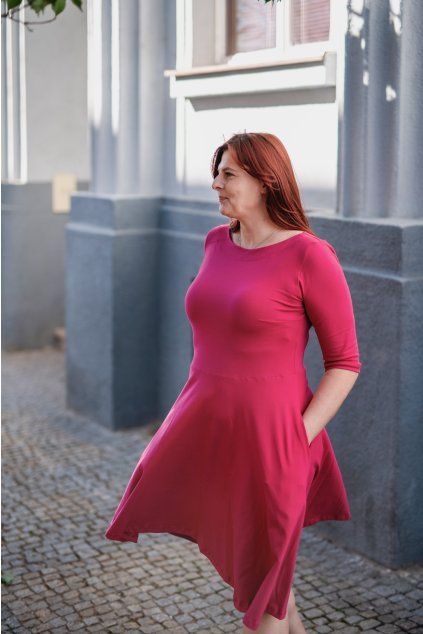 malinové šaty