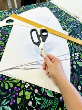 Každé šaty mají svůj začátek. 🌿🪡👗 Rinel www.rinelsw.cz