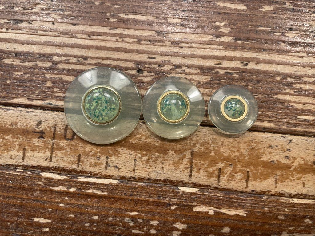 Světle zelený vintage knoflík s průsvitným okrajem