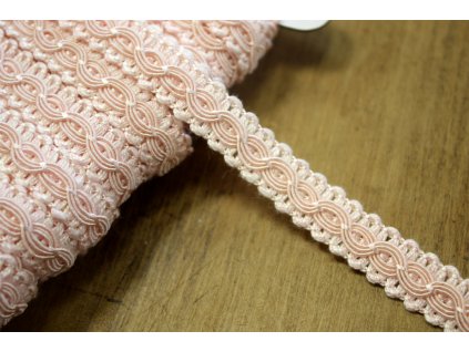 Světle růžový prýmek ve stylu Chanel