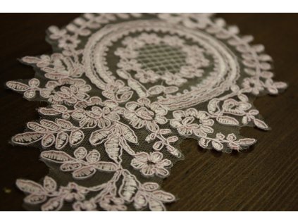 Růžová našívací aplikace z krajky