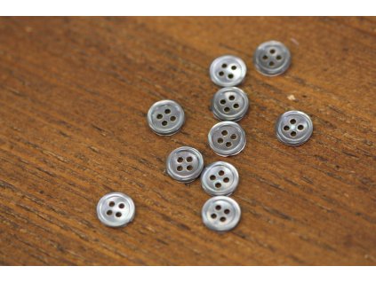 Šedý čtyřdírkový perleťový knoflík 10mm