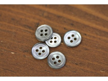 Šedý čtyřdírkový perleťový knoflík 12mm