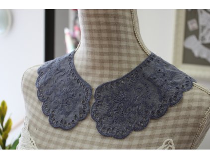 Vyšívaný límeček a la denim