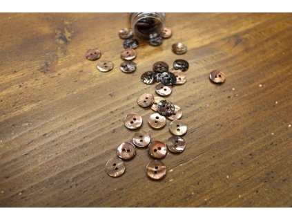 Hnědý dvoudírkový perleťový knoflík