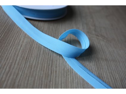 Šifonový šikmý proužek v blankytné modré barvě