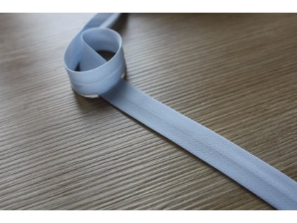 Šifonový šikmý proužek v světle modré barvě