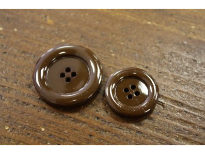 Hnědý knoflík ve 2 velikostech