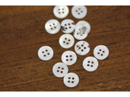 Smetanový čtyřdírkový perleťový knoflík 12mm