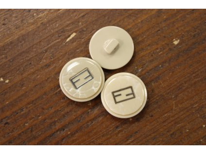 Béžový plastový knoflík se stříbrným ornamentem, 15mm a 20mm