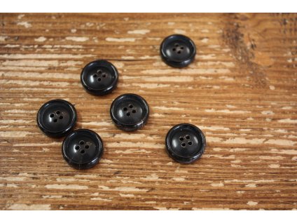 Tmavě hnědý čtyřdírkový knoflík