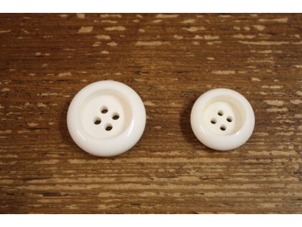 Smetanový čtyřdírkový knoflík Max Mara