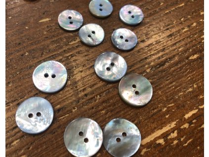 Světle šedo-modrý dvoudírkový perleťový knoflík