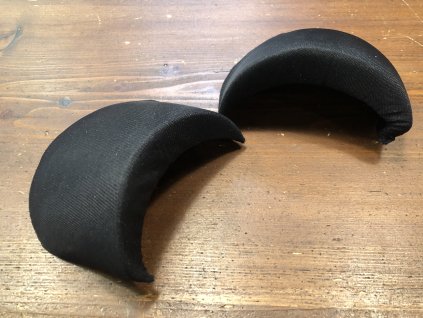 Černé ramenní vycpávky, 30mm
