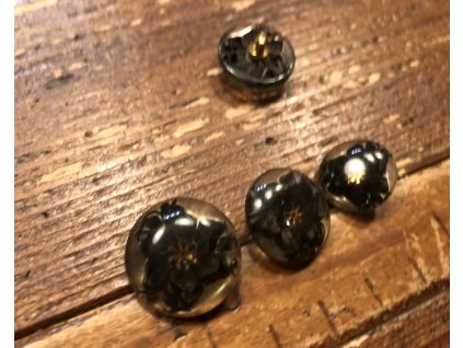 Průsvitný knoflík s černou kytičkou