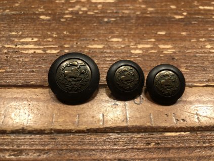 Černý knoflík s rytířem