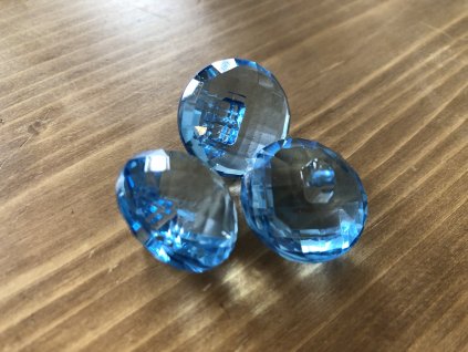 Efektní průsvitný knoflík v modré barvě