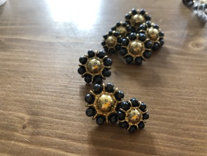 Černý knoflík ve tvaru kytičky a la Chanel