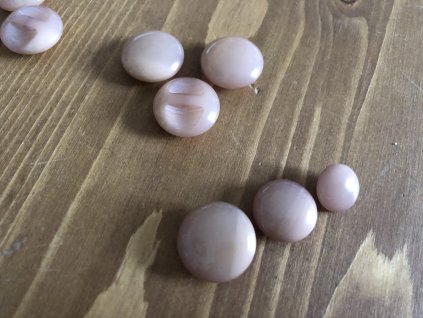 Halenkový knoflík v starorůžové barvě