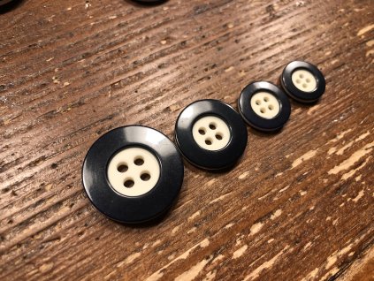 Černo-bílý čtyřdírkový knoflík