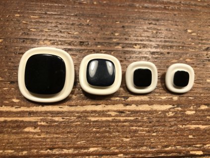 Černo-bílý čtvercový knoflík