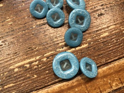 Efektní tyrkysový knoflík ve stylu Armani