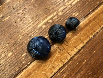 Černý plastový knoflík s modrým odleskem, design Armani