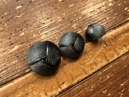 Černý plastový knoflík se stříbrným odleskem, design Armani