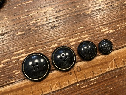 Elegantní čtyřdírkový knoflík v černé barvě