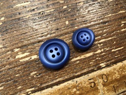 Modrý čtyřdírkový knoflík