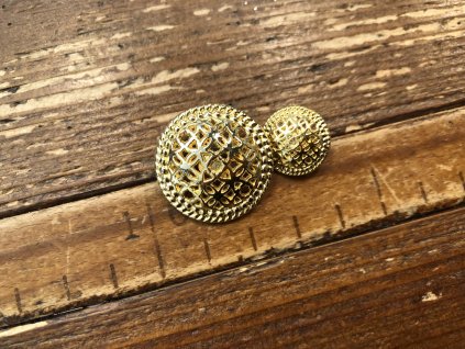 Zlatý kovový knoflík s ornamentem
