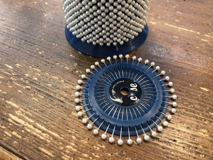 Špendlíky s plastovou perličkou